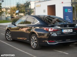 Lexus Seria ES 300h 2.5 TNGA HV 25H- 4X2 CVT Business