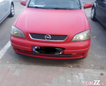 Masina este un Opel Astra G