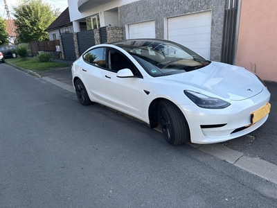 Tesla model 3 sr model 2022