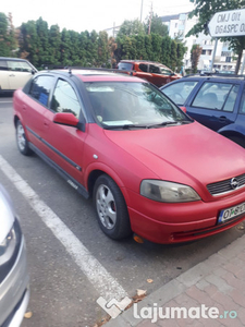 Masina este un Opel Astra G