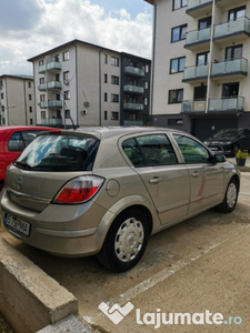 Mașină Opel Astra H