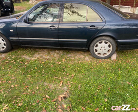 Doua mașini Mercedes w210