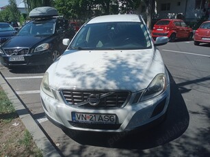 Vand Volvo XC60, culoare alba, fabricat 2010