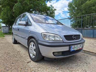 Opel Zafira, motor benzină 1600 cmc., an 2002, 7 locuri.