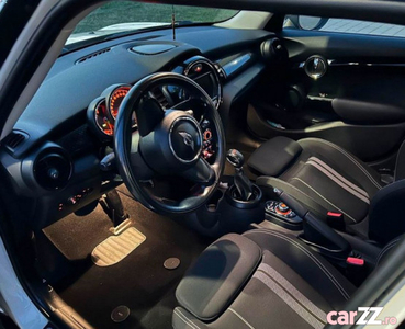 2016 MINI Cooper cu KM putini fara uzura, este foarte intretinuta