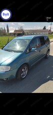 Inchiriez Volkswagen Touran