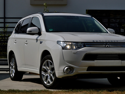 Mitsubishi Outlander PHEV Hibrid Plug-in, model Instyle, Trapa, Piele, Inmatriulat