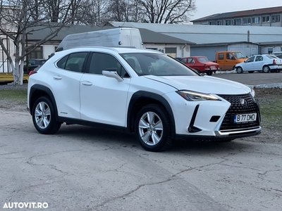 Lexus UX 250h 2.0L HEV 20H- (178 HP) 4X2 CVT Business