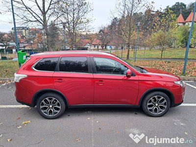 Mitsubishi Outlander, an 10.2015, 128750 km, 4x4, 7 locuri, piele,navi