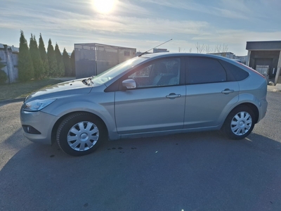 Vând FORD Focus 2 Hatchback facelift, 1.6 benzină, dublu climatronic Racova