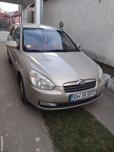 Vind mașină Hyundai Accent din 2010.