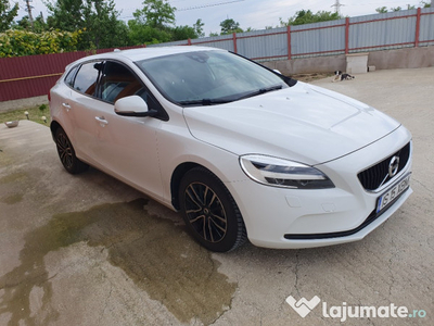 Volvo v40 momentum 2017