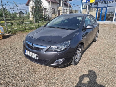 Vând Opel Astra J