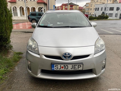 Vând Toyota Prius 3, gri metalizat