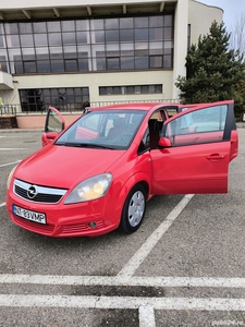 Opel Zafira rosu
