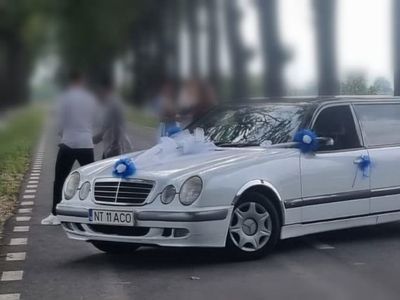 Limuzina Mercedes 8 locuri cu 6 portiere