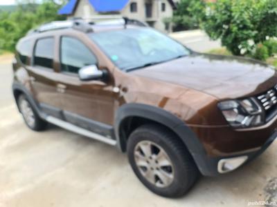 Vând Dacia Duster 1,5 Dci 110cp 4x4, 6 viteze an 2014, culoare maro , preț 10500 de euro .