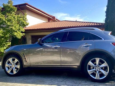 Infiniti QX70S cu trapa si 164.000 km