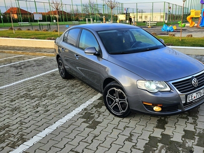 Vw Passat BlueMotion 1.9 D 105 Cp An 2008 [Xenon , Navigatie ] Arad