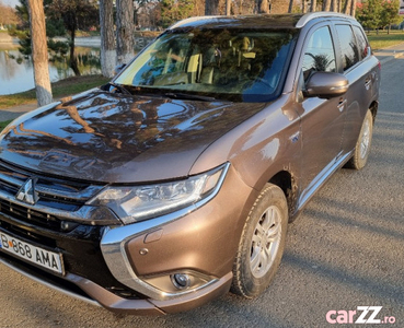 Mitsubishi Outlander PHEV 204 CP, dotare de top, parcare gratuita