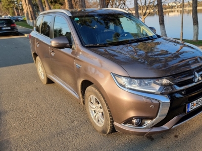 Mitsubishi Outlander PHEV 204 CP, dotare de top, parcare gratuita, impozit redus 95%