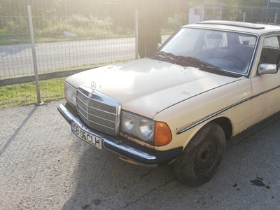 Vand Mercedes E-Class w123 fab. 1980. fara acte