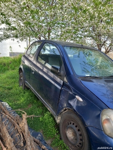 Dezmembrez Toyota Yaris .