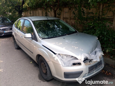 Masina Ford Focus mk2 hatchback AVARIAT