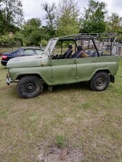 Mașina teren UAZ, renovată cu piese originale, în stare foarte bună