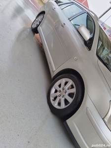 Masina de familie Toyota Avensis
