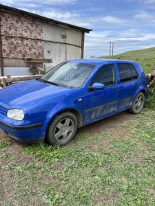 Vând VW GOLF 4 pentru dezmembrări