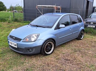 Ford Fiesta berlina cu haion