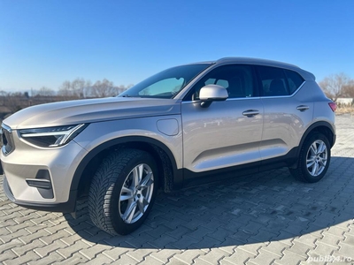 Volvo xc40 benzină și electric