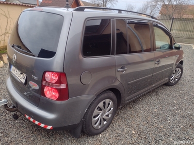 Volkswagen Touran 1.9 TDI se vinde cu tot remorcuta