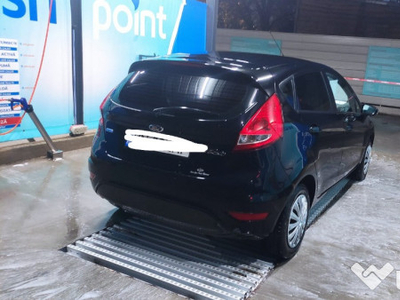 Ford Fiesta negru