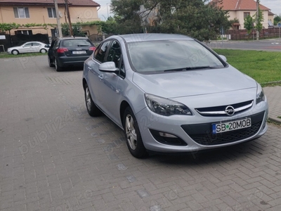 Vând Opel Astra J, sedan, argintiu, fabricație octombrie 2016