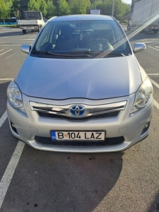 vind Toyota Auris hibrid 2013 ,pret 8300 euro neg.