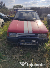 2 Mașini fiat uno una înscrisă și cealalta pentru piese