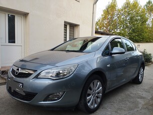 Vând Astra J 2010