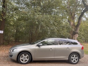 Vand Volvo V60 cu trapă impecabil