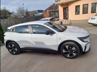 Megane E-Tech, range 460km, 220cp, impecabil!