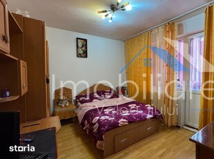 Apartament 3 camere cu două balcoane etaj 2 bloc cărămidă zona Scala