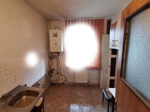 Apartament 3 camere semidecomandat, parter inalt,Darmanesti