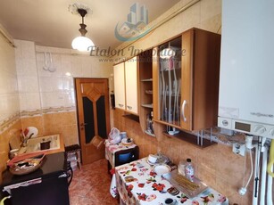 Apartament 3 camere, semidecomandat, zona centrala