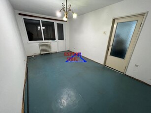 VAND apartament 3 camere decomandat,zona Ciresica