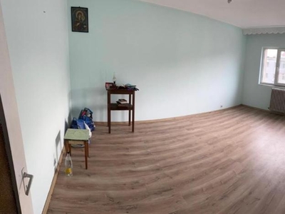 Apartament cu 3 camere, decomandat, zona Canta