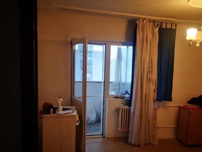 Apartament cu 3 camere, decomandat, zona Mircea Cel Batran