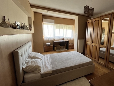 Apartament cu 3 camere decomandat, zona Modern