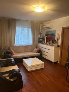 Apartament cu 3 camere, zona Podu Ros