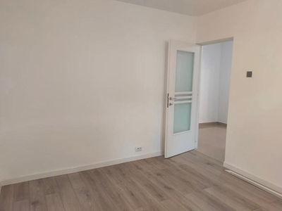 Apartament de 2 camere, decomandat, zona Galata